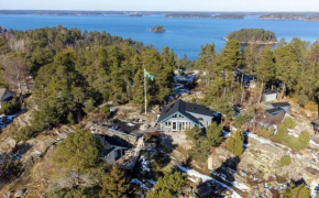 Hus i skärgården med bastu och sjöutsikt